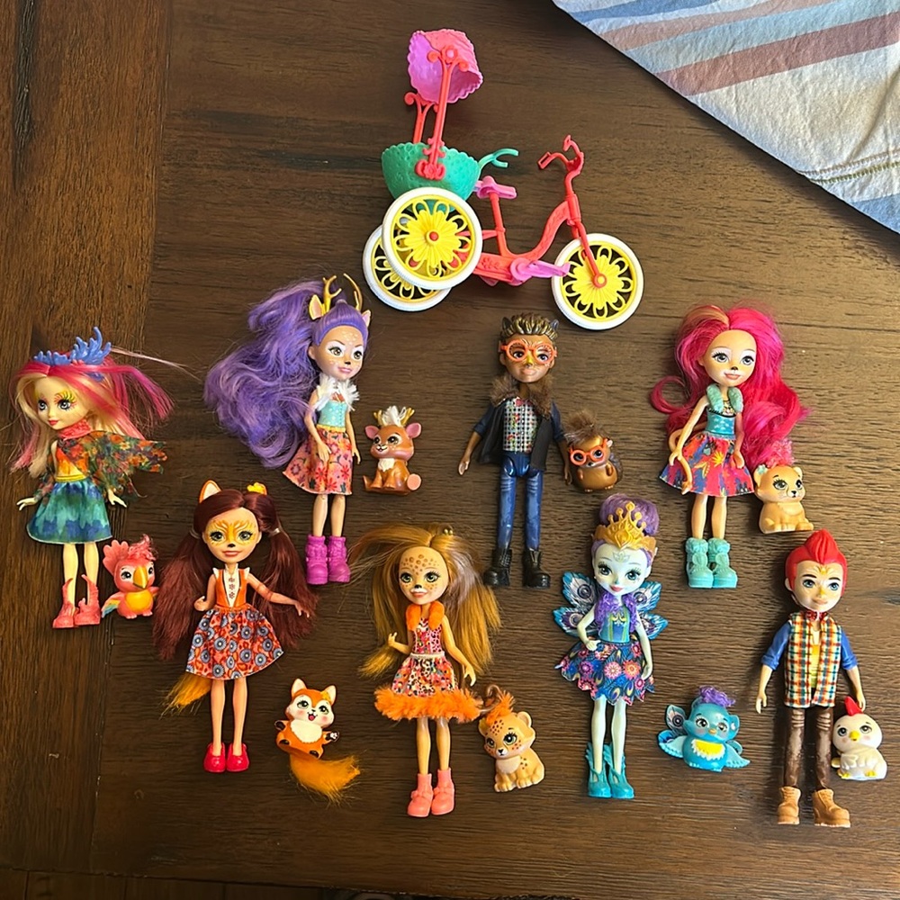 Enchantimals - Set of 8 dolls with 8 matching pets and the Bike Buddies Playset